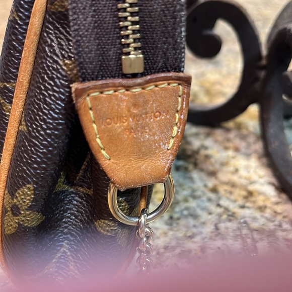 Louis Vuitton Eva Clutch. - Picture 8 of 13